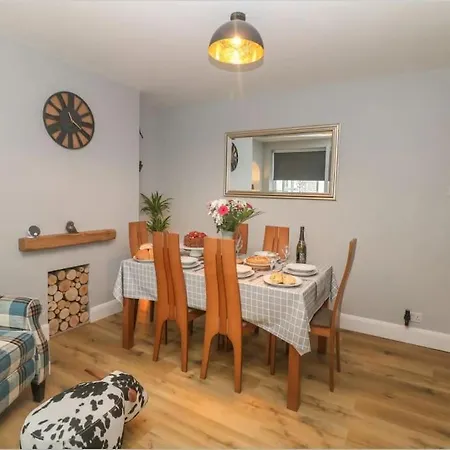 Sunshine Cottage Tideswell, Games Room Included. Exterior photo
