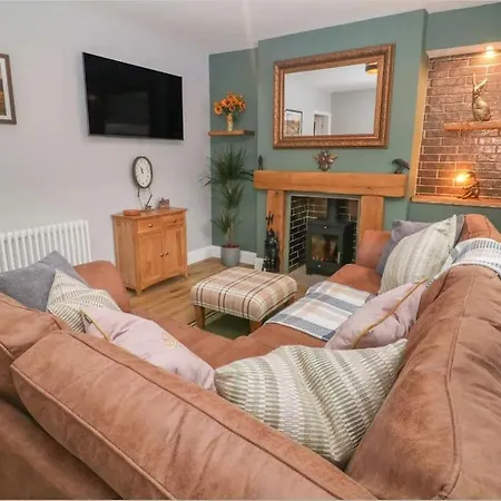 Sunshine Cottage Tideswell, Games Room Included. Exterior photo